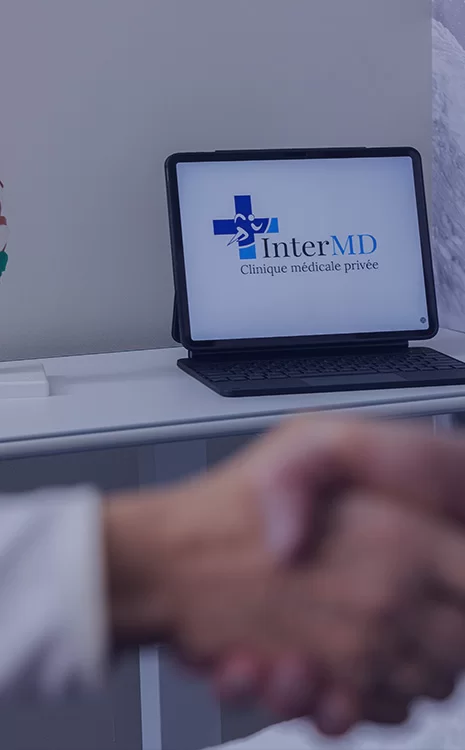 Tablette affichant le logo InterMD dans une clinique médicale à Blainville